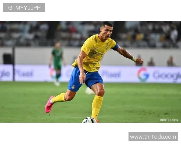 足球球星场上引发热议 一动作引发网友热烈讨论和广泛关注